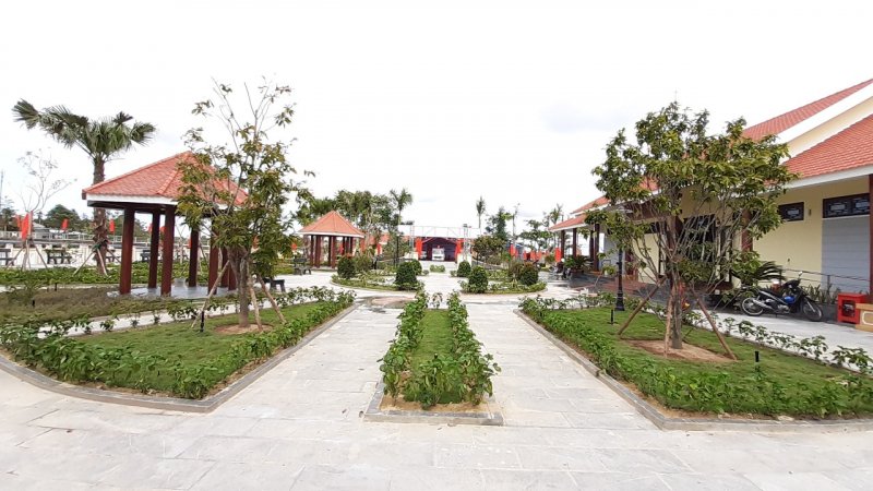 Nhà dịch vụ có diện tích 152m2; xây mới 2 chòi nghỉ, mỗi chòi có diện tích khoảng 10m2. Diện tích sân vườn rộng 1.280m2; sân đường nội bộ và bãi đổ xe có diện tích khoảng 1.482m2. Nâng cấp đường bê tông vào cổng phụ có chiều dài 143m. Ảnh: Tuấn Hiệp.