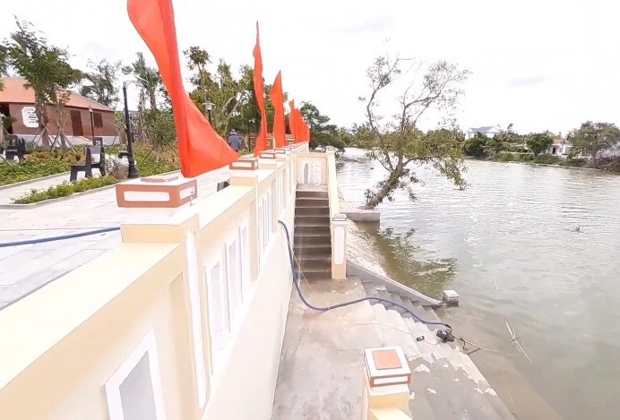 Xây dựng tuyến kè sông Bồ, đoạn thượng lưu cầu Niêm Phò B (xã Quảng Thọ), có chiều dài hơn 100m và đoạn hạ lưu cầu Niêm Phò B dài hơn 190m. Dọc tuyến kè được bố trí 2 bến nước. Hàng rào được bố trí bằng cây xanh. Ảnh: Tuấn Hiệp.