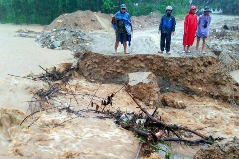 Nhiều nơi bị cô lập do nước lũ.