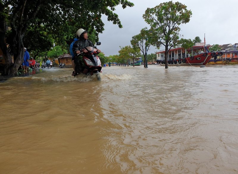 Nhiều tuyến đường ngập úng.