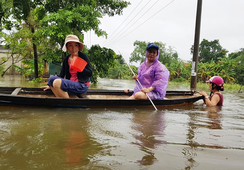 Người dân ở Đà Nẵng phải di chuyển bằng thuyền. Ảnh: báo KTĐT.