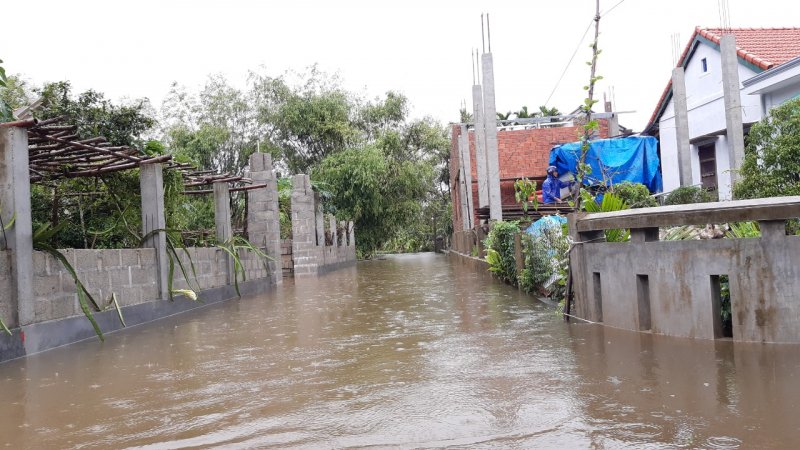 Mưa trên diện rộng khiến nhiều vùng thấp trũng lâm vào cảnh ngập úng. Ảnh: Tuấn Hiệp.