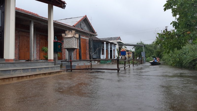 Nước lên nhanh ở thôn Xuân Tùy, xã Quảng Phú, huyện Quảng Điền. Ảnh: Tuấn Hiệp.