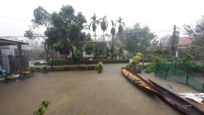 Nước lên đến sân nhà. Ảnh: Tuấn Hiệp.