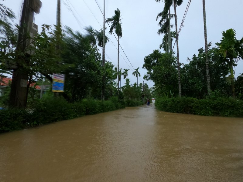 Nhiều nơi ngập sâu trong nước.