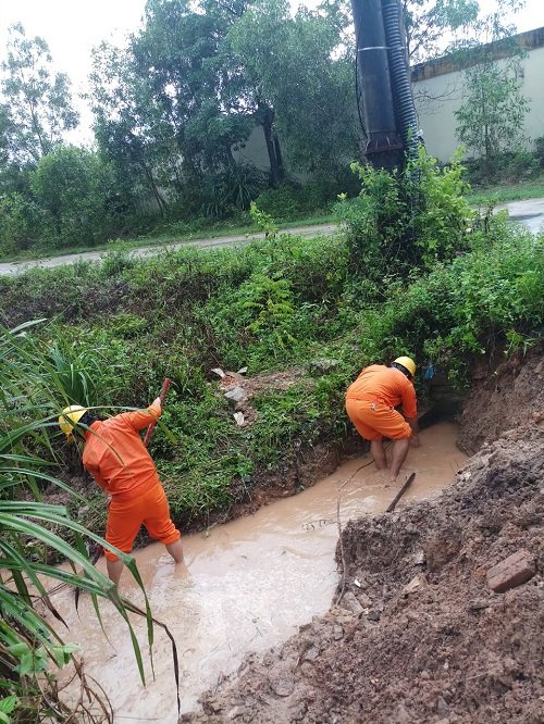 Khơi dòng chảy các mương nước ở trạm biến áp.