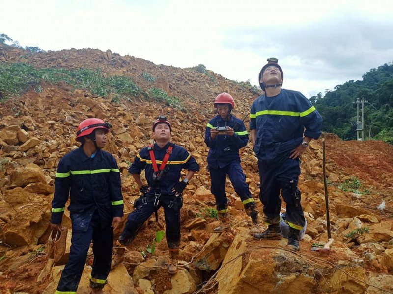 Lực lượng cứu hộ tiến hành tìm kiếm các nạn nhân.