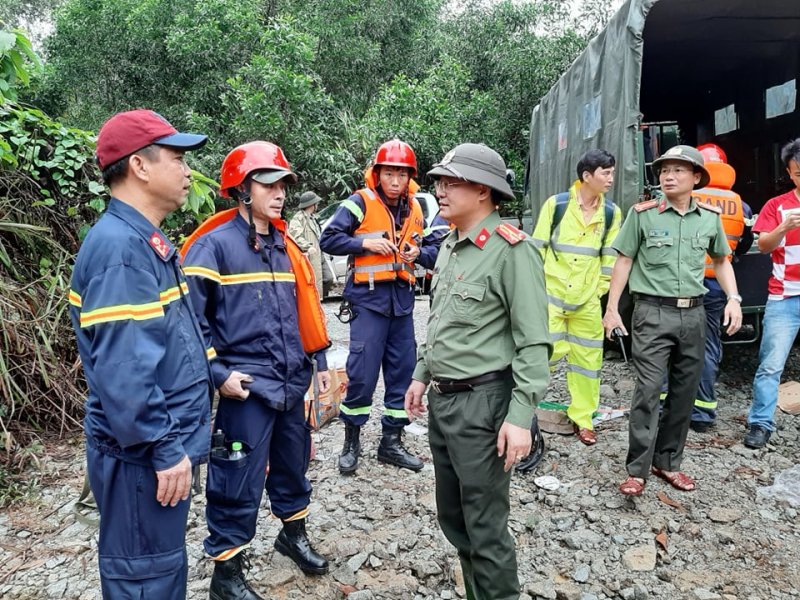 Lực lượng chức năng tìm kiếm các nạn nhân.