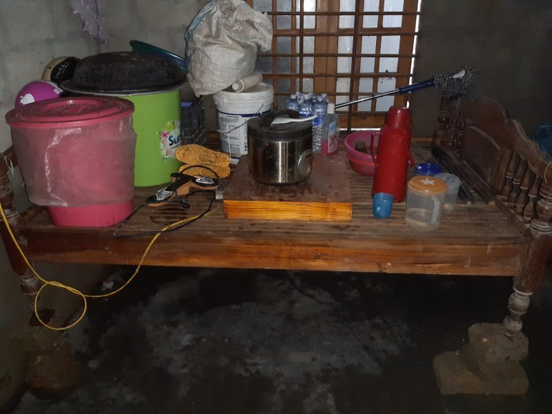 Người dân kê cao giường và để đồ đạc lên trên. Ảnh: Tuấn Hiệp.