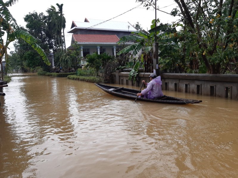 Hầu hết các tuyến đường tỉnh, đường huyện đã ngập sâu trở lại, tắc giao thông. Ngành Giao thông, Công an đã tiến hành rào chắn, bố trí lực lượng hạn chế đi lại. Ảnh: Tuấn Hiệp.