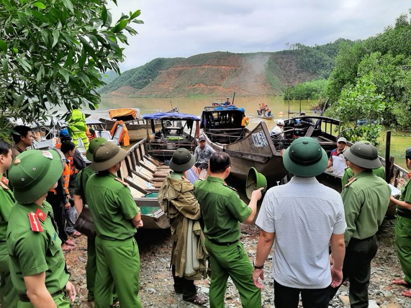 Tìm kiếm các nạn nhân mất tích.