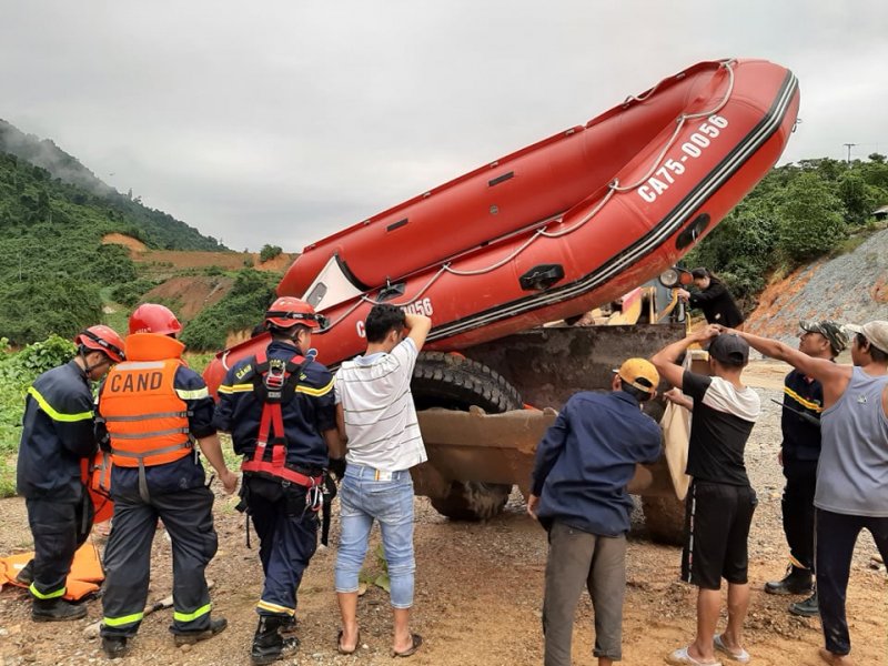 Lực lượng cứu hộ tìm kiếm các nạn nhân.