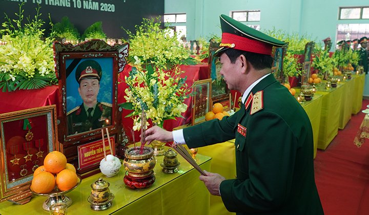 Lễ viếng, truy điệu 13 cán bộ, chiến sĩ hi sinh khi làm nhiệm vụ khắc phục hậu quả lũ lụt ở Thủy điện Rào Trăng 3.
