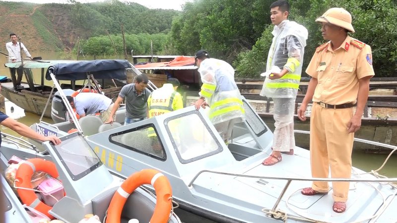 Hiện nay, tuyến đường 71 đang bị sạt lở nghiêm trọng. Tuy nhiên, trong nhiều ngày này, lực lượng cứu hộ cứu nạn Công an tỉnh Thừa Thiên Huế vẫn đang nỗ lực, tìm cách tiếp cận hiện trường và đưa 24 cán bộ công nhân, 2 thi thể ra ngoài.