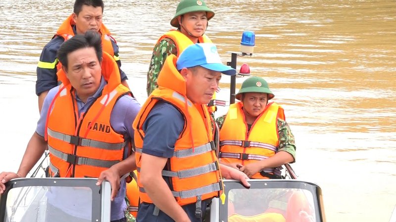 Tiếp cận hiện trường Thủy điện Rào Trăng 3 bằng đường thủy để tiếp tục tìm kiếm các nạn nhân mất tích.