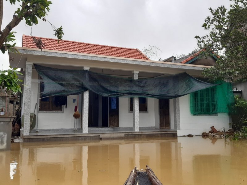 Nước ngập đến sân. Ảnh: Tuấn Hiệp.