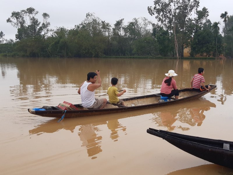 Món quà ý nghĩa của đồng bào giúp nhau lúc thiên tai… Ảnh: Tuấn Hiệp.