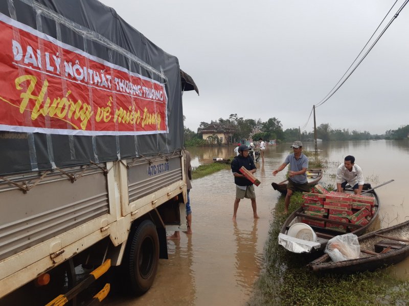Nhiều đoàn giúp đỡ bà con vùng lũ. Ảnh: Tuấn Hiệp.