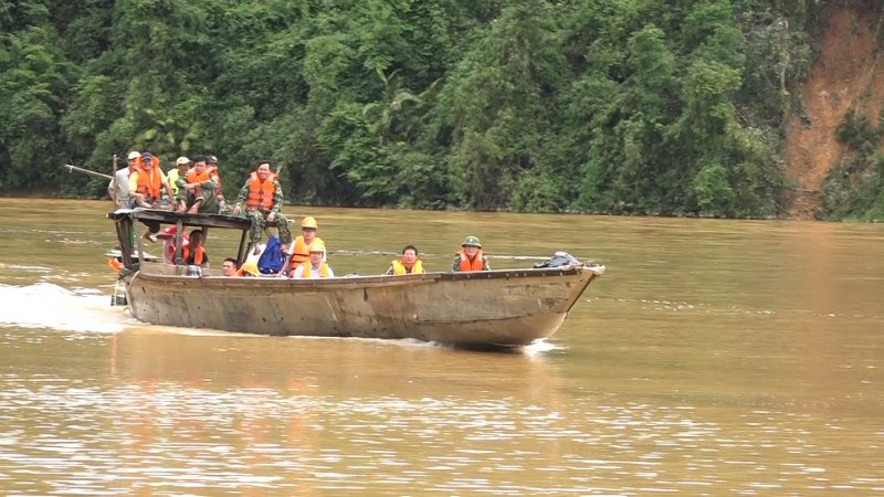 Tiếp cận hiện trường bằng đường thủy.