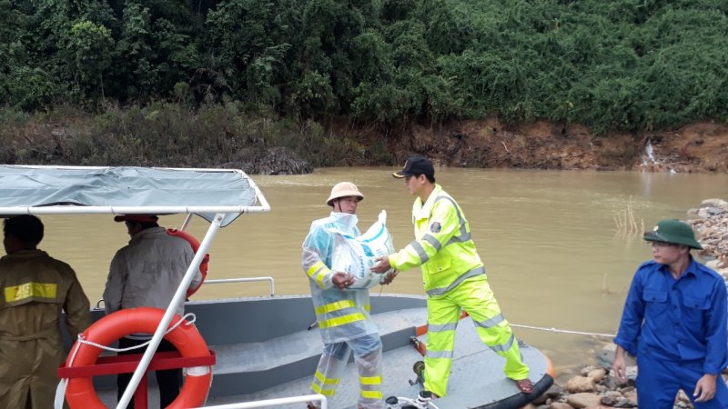 Tiếp cận bằng đường thủy.