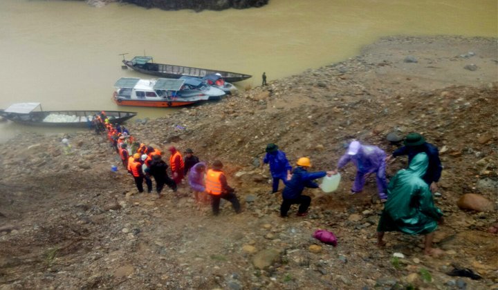 Mở đường vận chuyển phương tiện, nhiên liệu vào tìm kiếm nạn nhân.