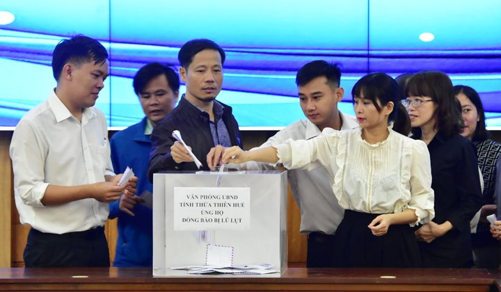 Cán bộ, công chức, viên chức Văn phòng UBND tỉnh ủng hộ đồng bào bị ảnh hưởng bởi thiên tai, lũ lụt.