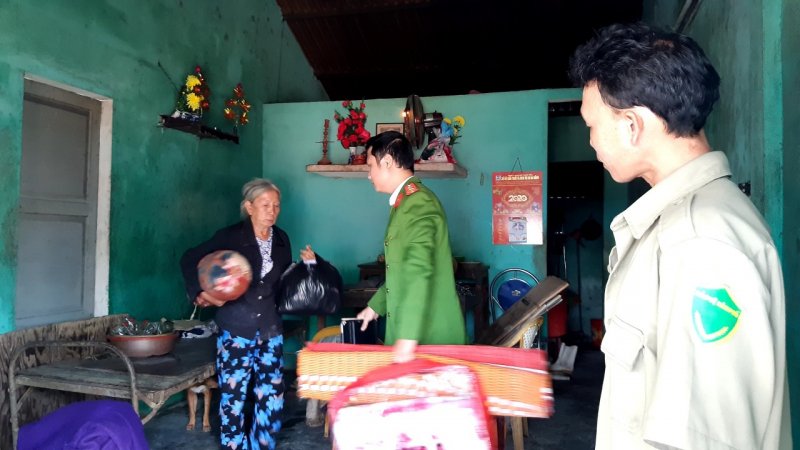 Gấp rút di dời người dân ở vùng nguy hiểm.