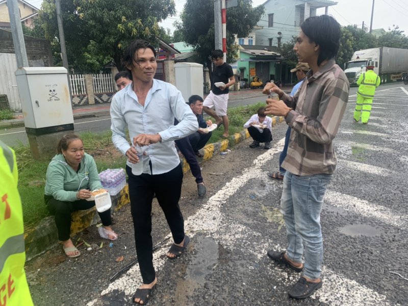 Hỗ trợ cho tài xế, hành khách bị kẹt lại do bão.