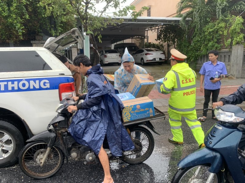 Nấu hơn 1.000 suất cơm, chuẩn bị hơn 1.000 chai nước khoáng để phát miễn phí cho những tài xế, hành khách.