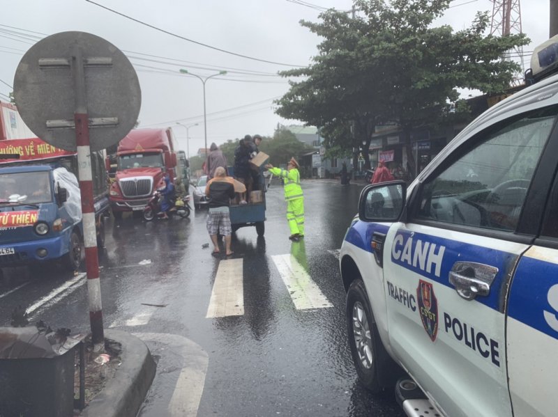 Những hành động ấm lòng trong mùa mưa bão.