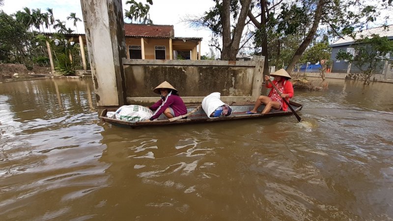 Dùng ghe thuyền chở đồ đạc.