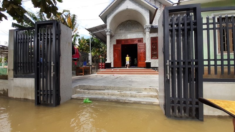Một số vùng hạ du đang tiếp tục bị ngập là do mưa lớn khu vực thượng nguồn, vận hành điều tiết các hồ chứa nước, sóng cao, nước dâng do bão số 9.