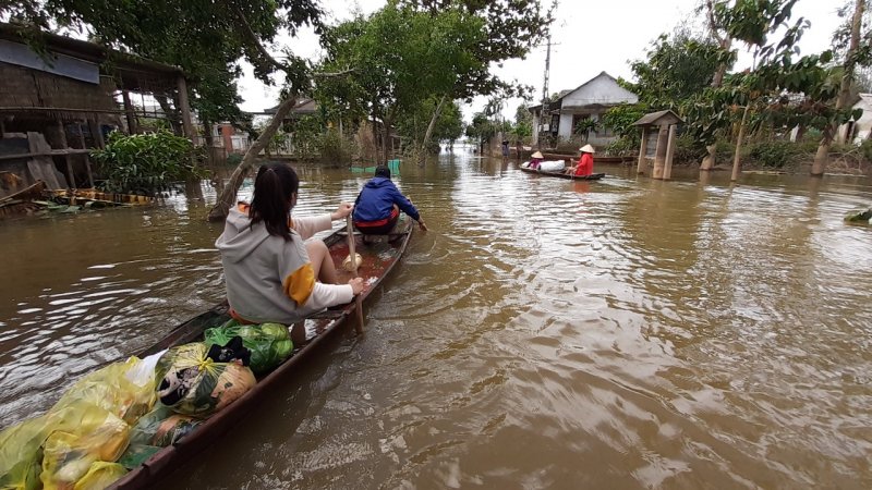 Ghe thuyền đến nay vẫn là phương tiện được người dân dùng để đi lại.