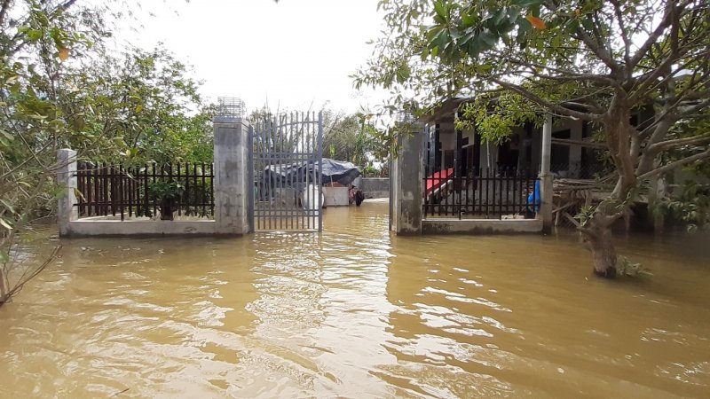 Nước vào sân nhà dân.