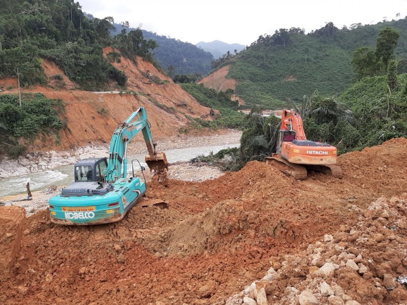 Nhiều phương tiện được huy động phục vụ công tác tìm kiếm.