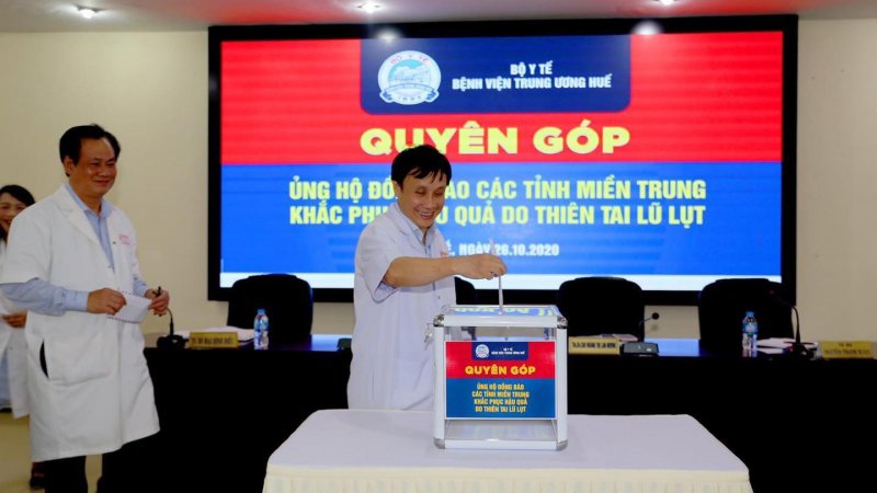 Lãnh đạo Bệnh viện Trung ương Huế quyên góp ủng hộ đồng bào khắc phục hậu quả do lũ lụt gây ra.