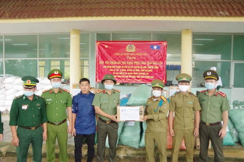 Tặng nhu yếu hỗ trợ khắc phục hậu quả bão lụt.