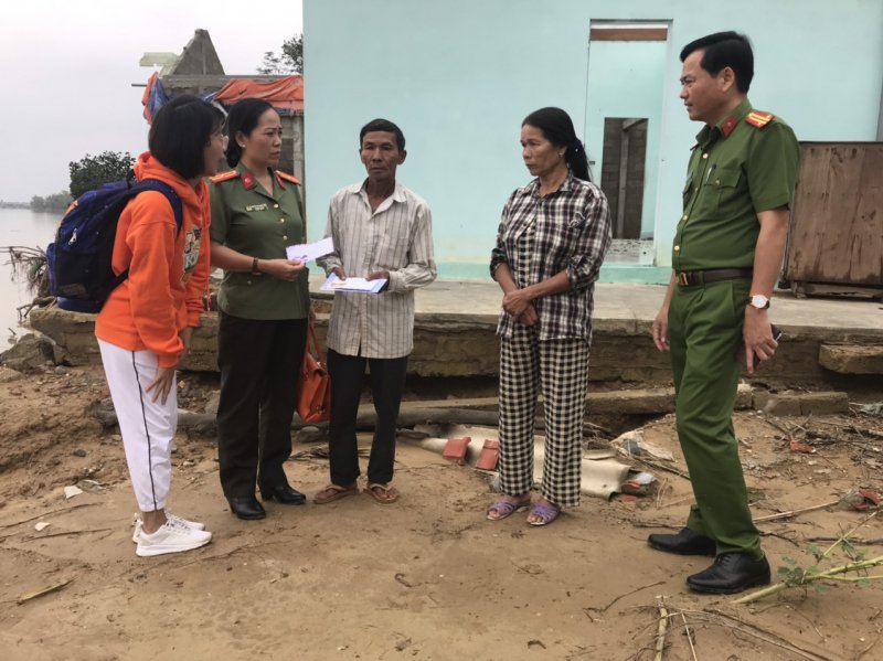 Tặng quà cho các gia đình chịu thiệt hại.
