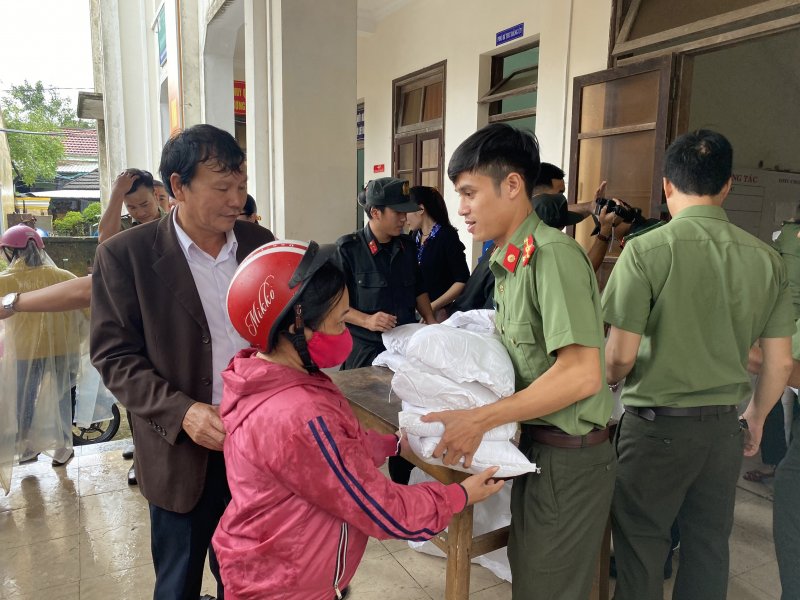 Động viên, tặng quà cho người dân khó khăn do bão lũ gây ra.