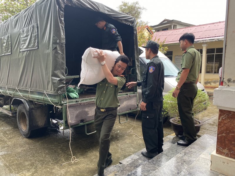 Nhiều tấn gạo được trao tặng.
