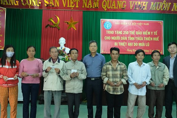 Trao tặng 250 thẻ BHYT cho người dân bị ảnh hưởng bão, lũ tại Thừa Thiên Huế.