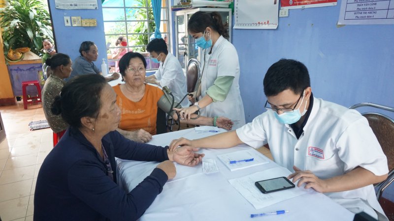 Khám, chữa bệnh, cấp thuốc miễn phí cho người dân bị thiệt hại do bão lụt.