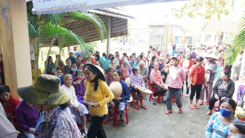 Đông đảo bà con nhân dân đến khám, chữa bệnh.