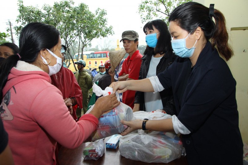 Cấp phát thuốc miễn phí, tặng quà cho người dân.