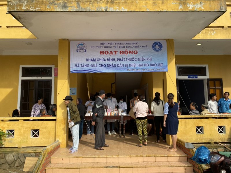 Chăm sóc sức khỏe cho bà con nhân dân sau những trận bão lụt.