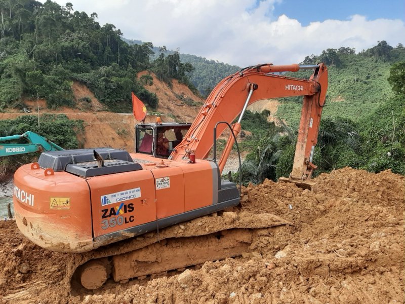 Nhiều phương tiện được huy động vào công tác tìm kiếm các nạn nhân.