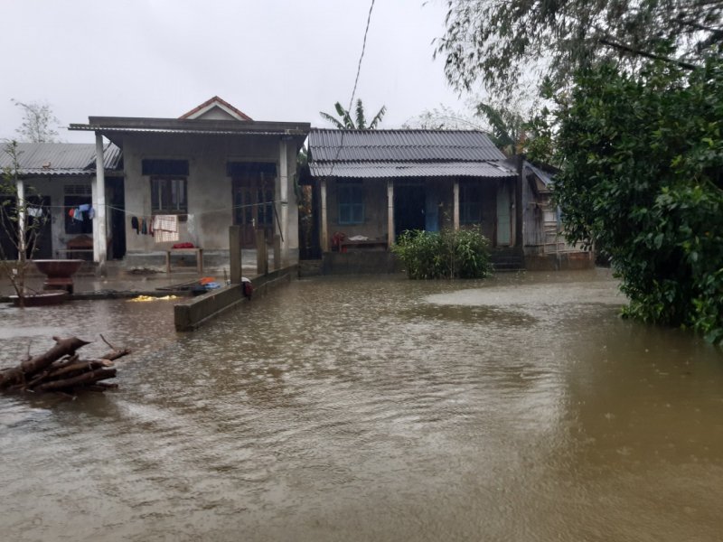 Đến 13h ngày 11/11, mực nước trên sông Hương tại Kim Long là 2,33m, trên BĐ II 0,33m, còn ở sông Bồ tại Phú Ốc là 3,29, trên BĐ II 0,29m, ở sông Ô Lâu là 2,47m. Ảnh: Tuấn Hiệp.