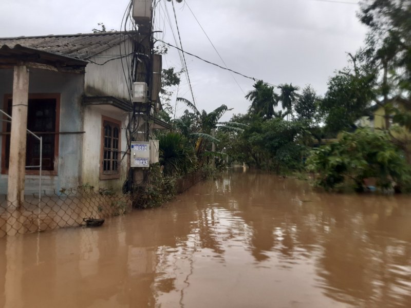 Vào lúc 7h, mực nước trên sông Hương tại Kim Long là 2,82m < BĐ III 0,68m, sông Bồ tại Phú Ốc là 4,75 > BĐ III 0,25m, sông Ô Lâu là 2,93m. Ảnh: Tuấn Hiệp.