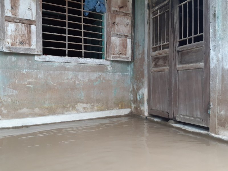 Ban Chỉ huy PCTT và TKCN tỉnh Thừa Thiên Huế dự báo, mực nước các sông trong 6 - 12h tới, lũ trên các sông đạt đỉnh, tiếp tục xuống rất chậm và dao động ở mức cao. Ảnh: Tuấn Hiệp.