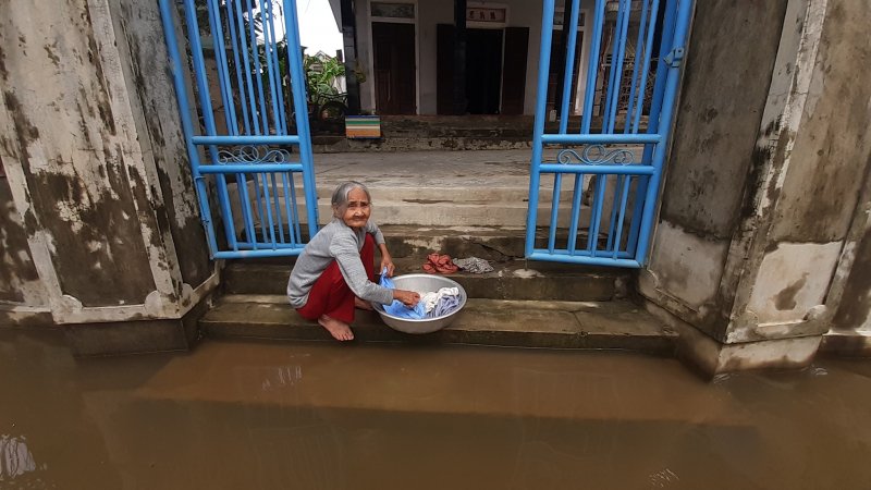 Giặt giũ trong mùa lũ. Ảnh: Tuấn Hiệp.